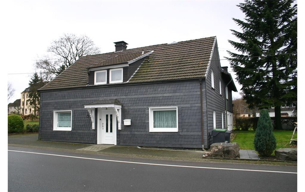 Das verschieferte Wohnhaus wurde zwischen 1840 und 1870 an der neu gebauten B 483 errichtet (2008)