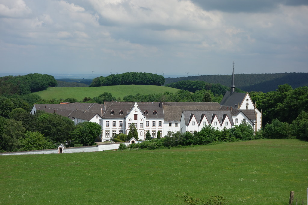 Die Abtei Mariawald liegt in freier Landschaft oberhalb von Heimbach (2016).