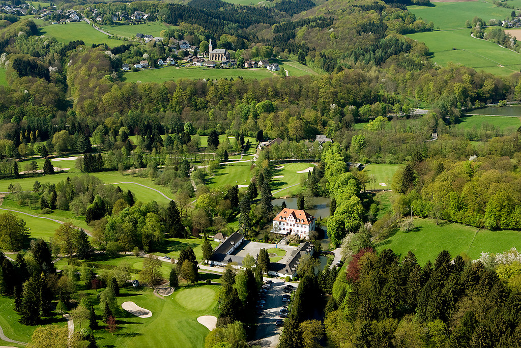Luftbildaufnahme des Schlosses Georghausen bei Lindlar mit Mühlenanlage und Golfplatz (2009).