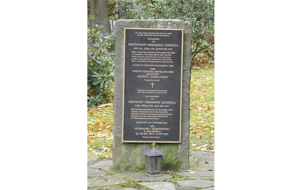 Gedenktafel für Friedrich Lengfeld (1921-1944) auf dem Gemeindefriedhof Hürtgen (Fotografie vom 27.10.2020).