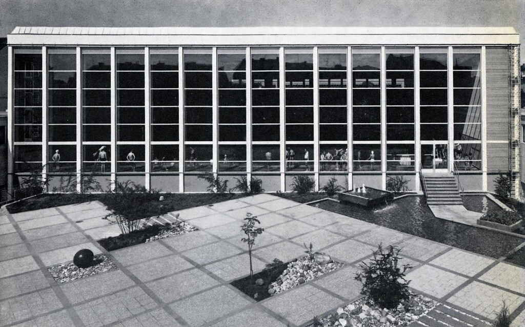 Das Atrium des Bonner Frankenbades mit Blick auf die Schwimmhalle (1963)