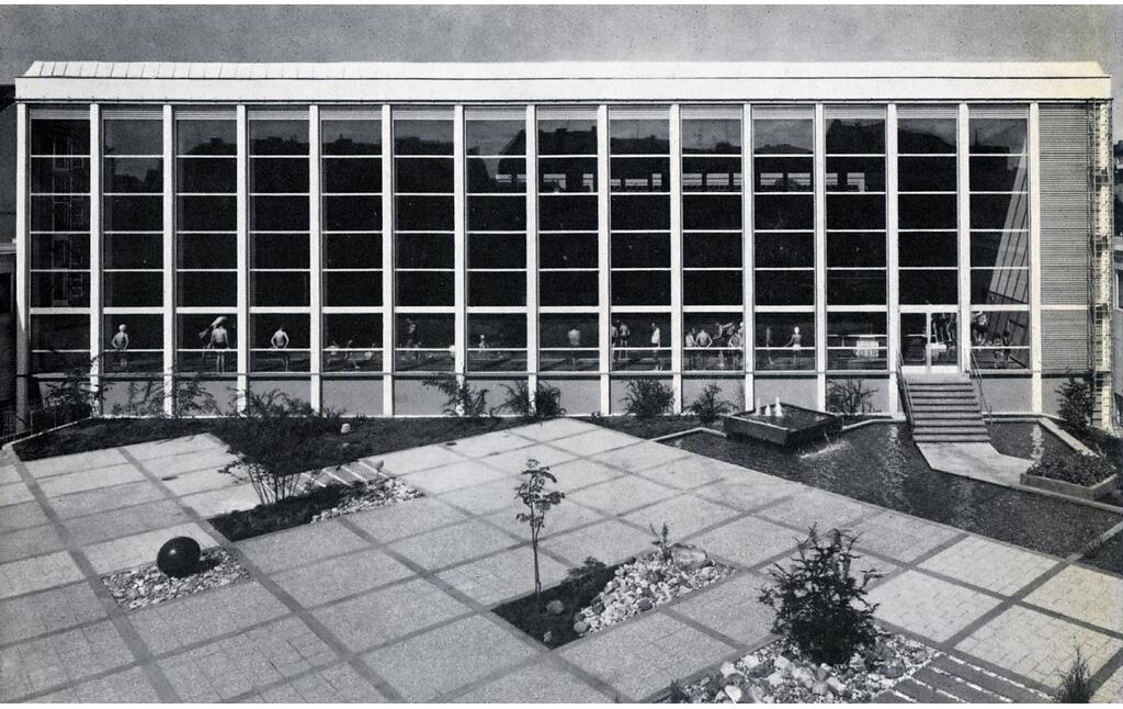 Das Atrium des Bonner Frankenbades mit Blick auf die Schwimmhalle (1963)