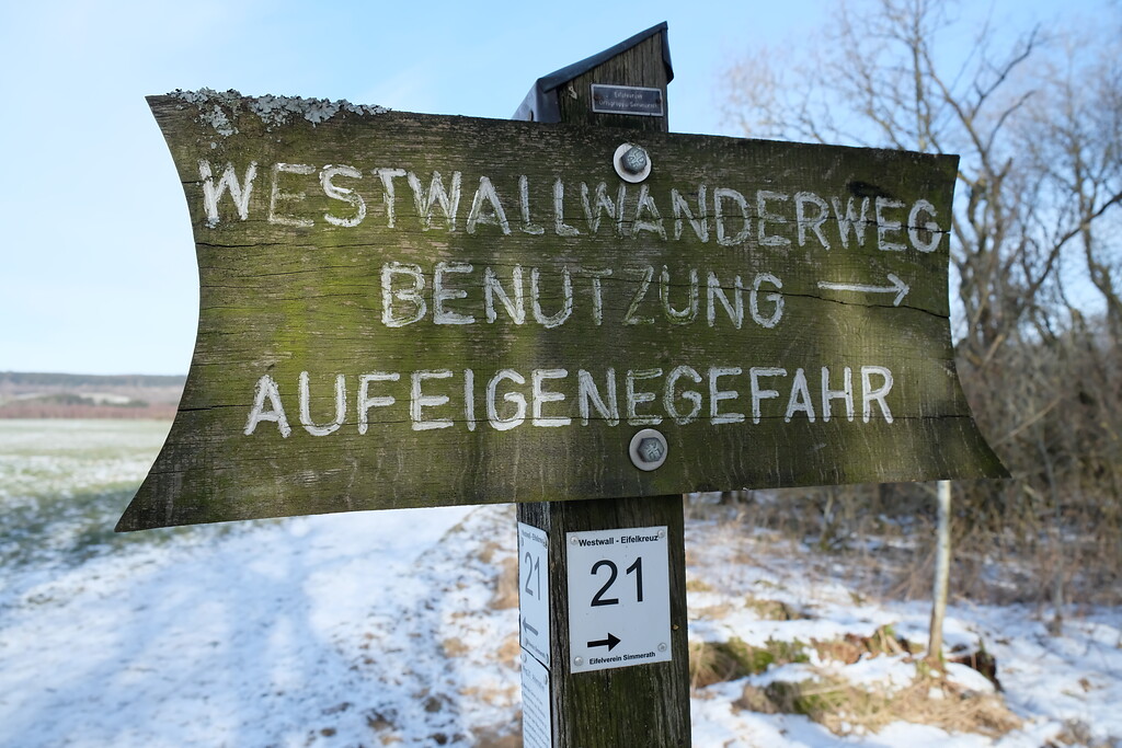 Bild 4: Der 'Westwall' dient heute vielerorts als touristische Attraktion. Hier ein Hinweis auf den 'Westwallwanderweg' bei Simmerath in der Rureifel (2021).