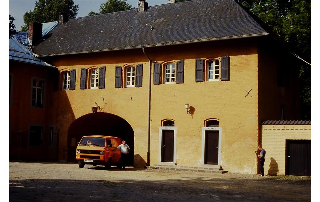Mönchengladbach, Schloss Rheydt (1992). Innenseite des Torhauses, von der Torburg aus gesehen.