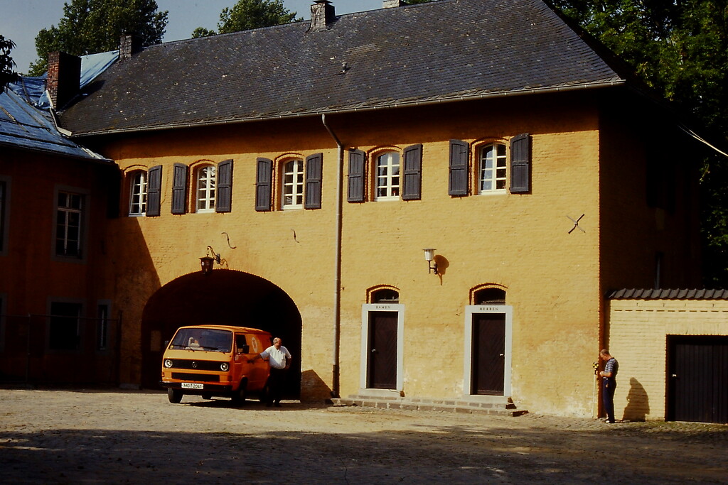 Mönchengladbach, Schloss Rheydt (1992). Innenseite des Torhauses, von der Torburg aus gesehen.