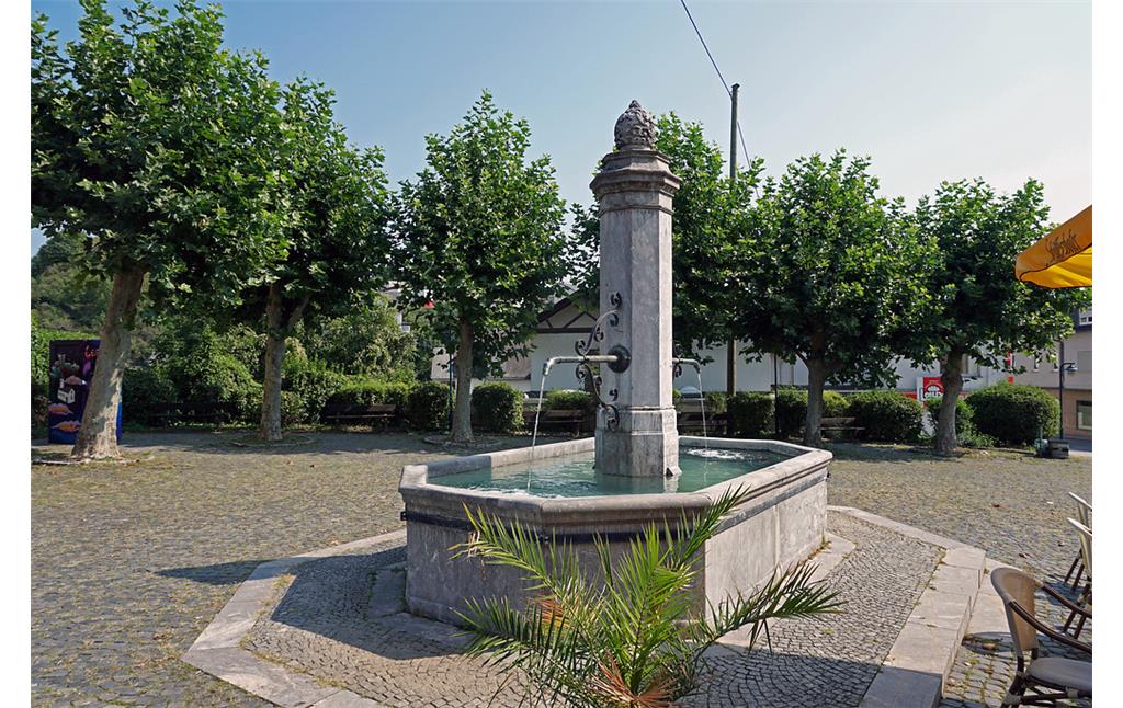 Brunnen auf dem Brunnenplatz in Villmar, Villmarer Lahn-Marmor-Weg; Rundweg 1 (2019)
