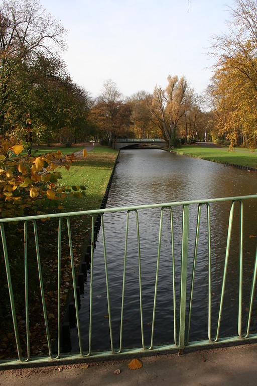 Blick von einer Brücke am Kahnweiher auf den Kanal im Stadtwald Lindenthal (2014)