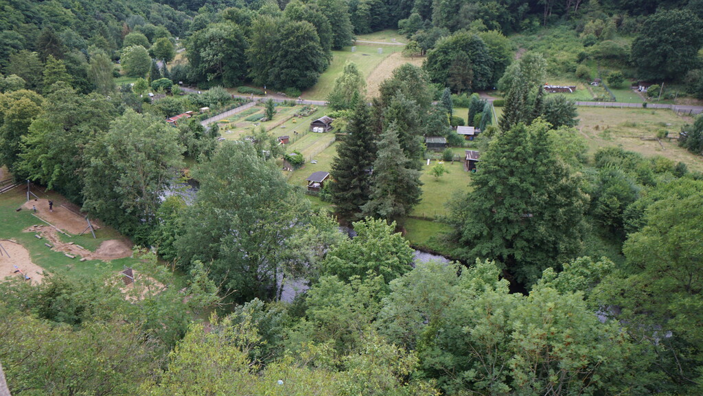 Blick von der Burg Hengebach auf die Gärten in Überrruhr (2022).