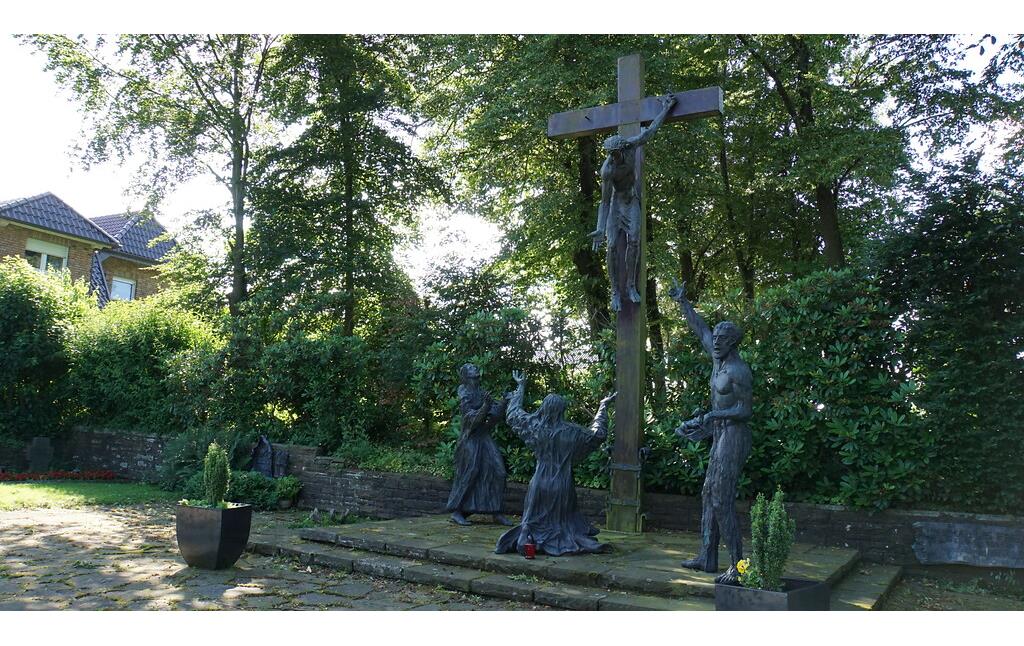 Kreuzigungsgruppe von 1988/1989 des Franziskanerpaters Laurentius Englisch OFM auf dem Friedhof von Vossenack soll an die Kämpfe im Hürtgenwald des Jahres 1944 erinnern (2021)