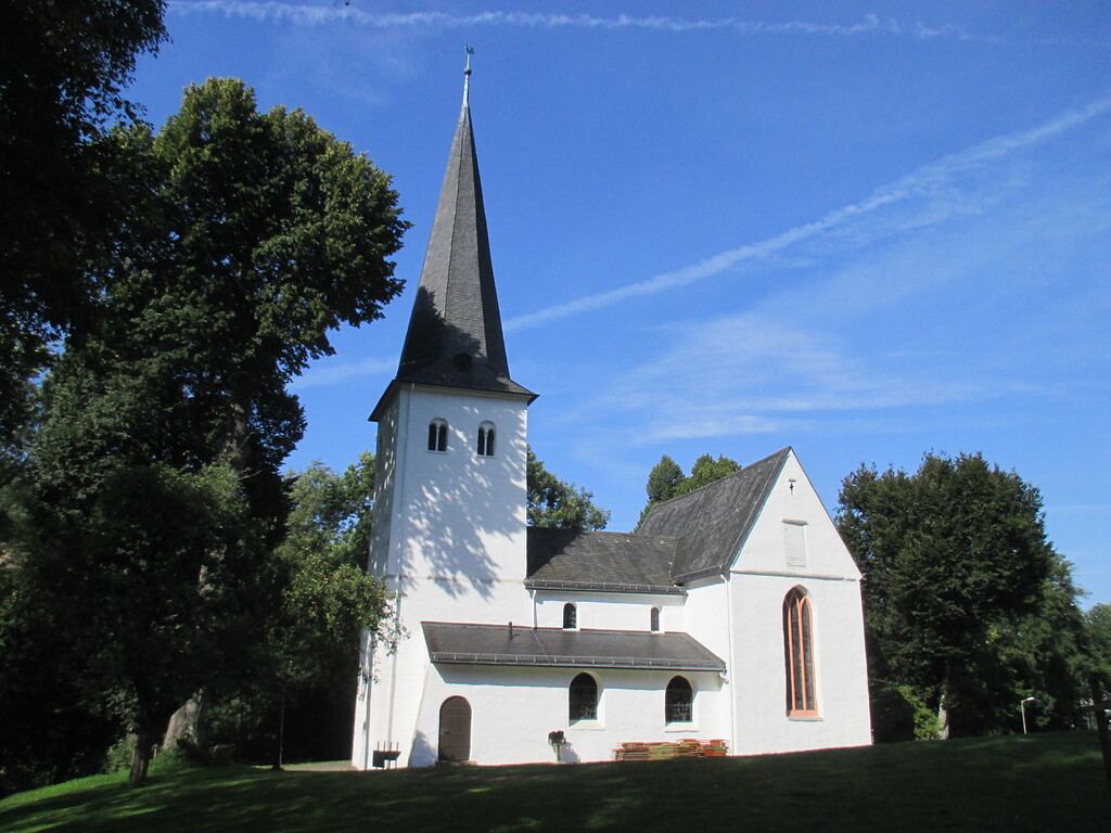 Die evangelische Kreuzkirche in Wiedenest ist eine spätromanische Pfeilerbasilika mit Westturm, Rechteckchor, schmalem Seitenschiff und romanischem Querhaus. Sie steht auf dem umfriedeten Kirchhof mit altem Baumbestand. (2015)