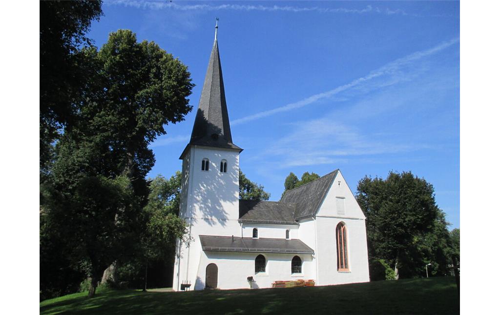Die evangelische Kreuzkirche in Wiedenest ist eine spätromanische Pfeilerbasilika mit Westturm, Rechteckchor, schmalem Seitenschiff und romanischem Querhaus. Sie steht auf dem umfriedeten Kirchhof mit altem Baumbestand. (2015)