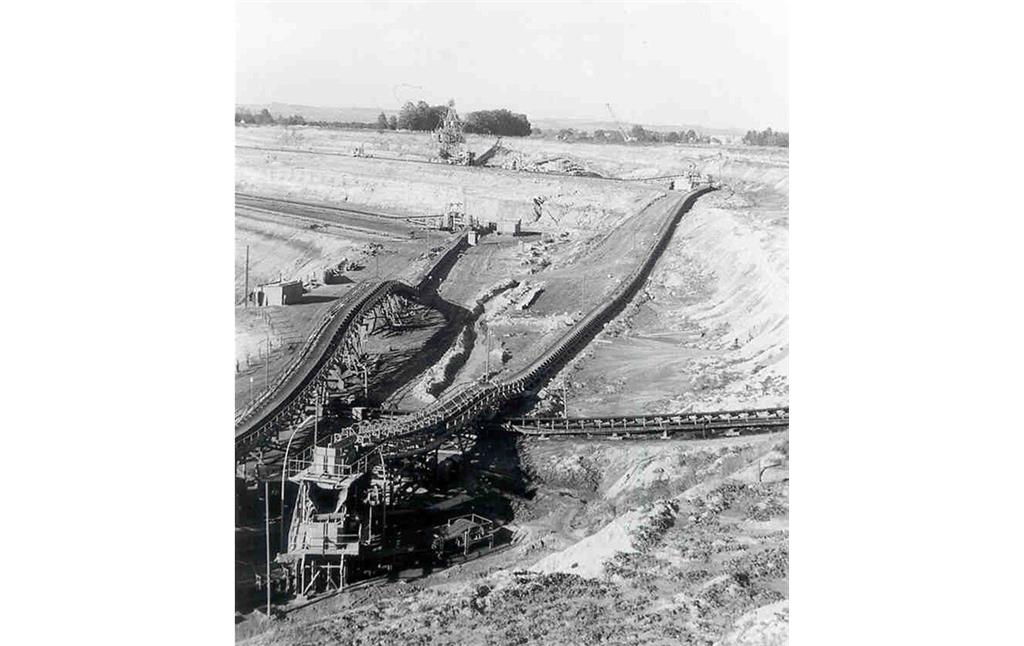 Braunkohlentagebau Grube Victor, Luftbild mit Grube und Förderbändern