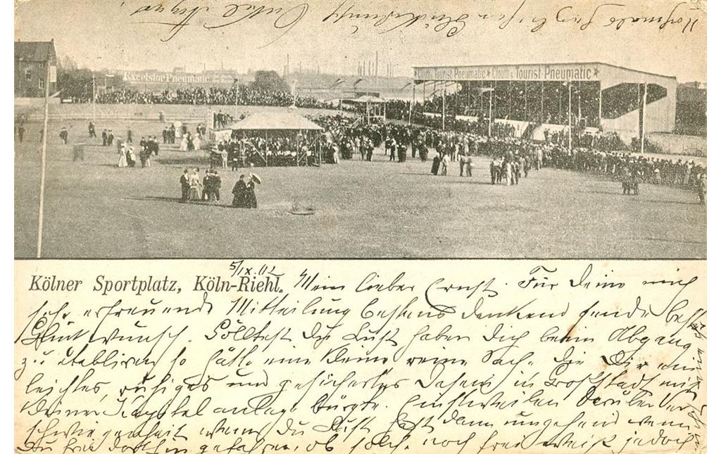Historische Postkarte mit umseitigem Poststempel "Köln, 5.9.1903": "Kölner Sportplatz, Köln Riehl" mit einem Blick über den Sportplatz auf die Tribüne.