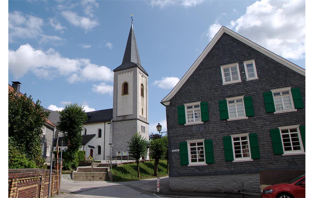 Katholische Kirche in Wülfrath-Düssel und ein typisches Bergisches Haus (2015)