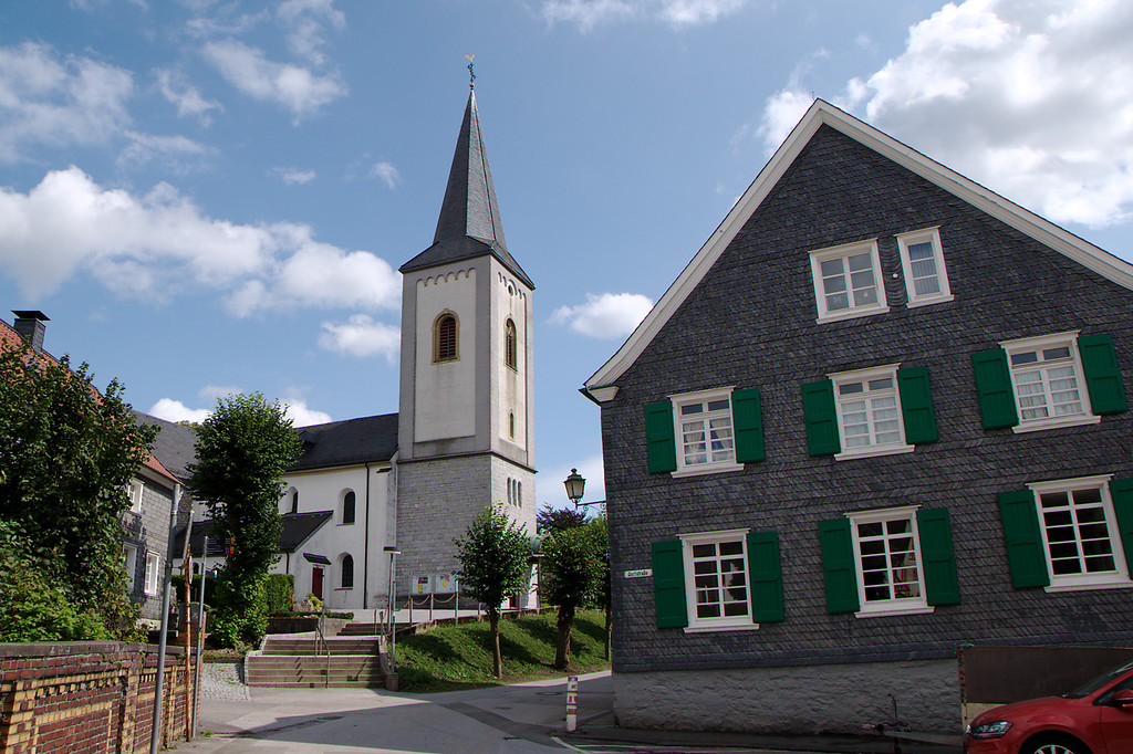 Katholische Kirche in Wülfrath-Düssel und ein typisches Bergisches Haus (2015)
