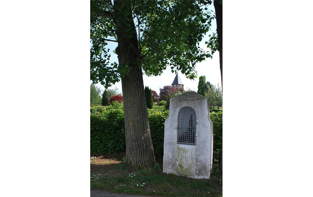 Am Rand des Friedhofs von Esch steht ein weiß verputzter Bildstock (2014).