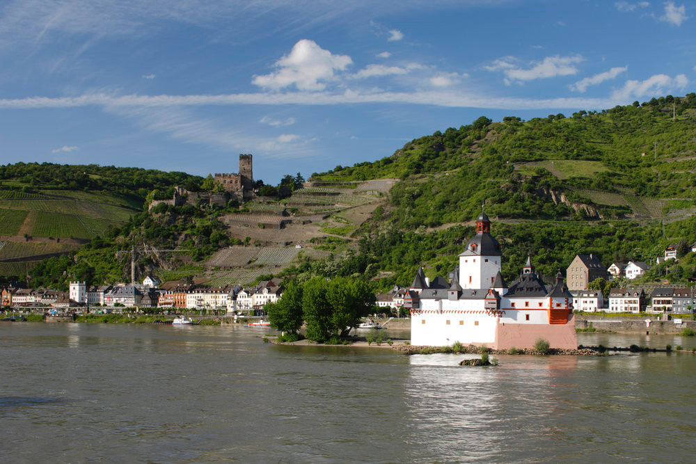 Burg Pfalzgrafenstein im Rhein bei Kaub, im Hintergrund Burg Gutenfels (2009)