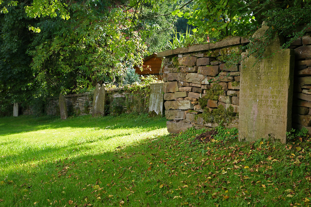 Kirchhofmauer und Grabsteine der evangelischen Kirche zu Müllenbach (2008)