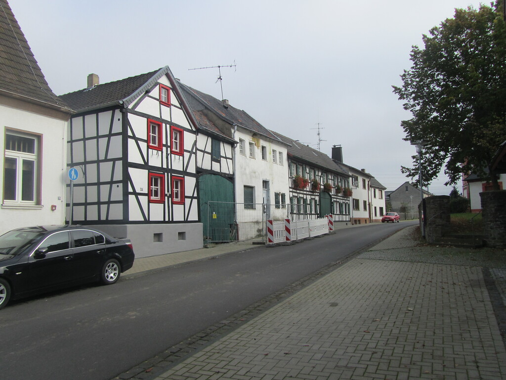 Fachwerkhöfe mit großen Hoftoren entlang der Petrusstraße in Lüftelberg (2014)