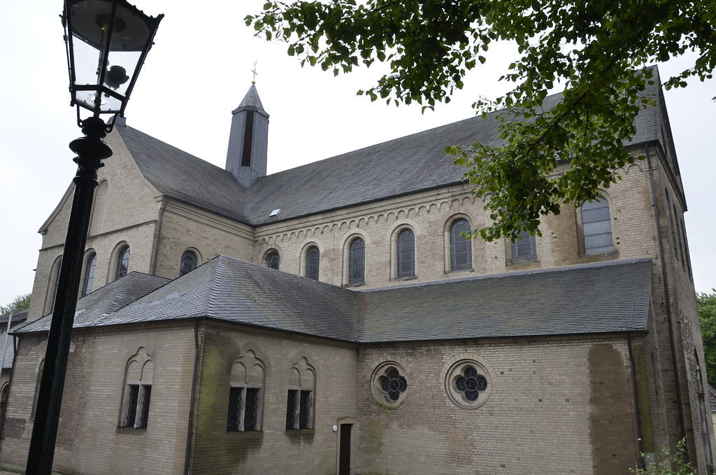Die Stiftskirche St. Suitbertus in Düsseldorf-Kaiserswerth in der Seitenansicht (2014)