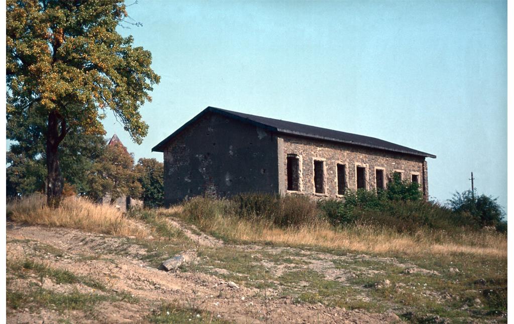 Ruine einer ehemaligen Volksschule