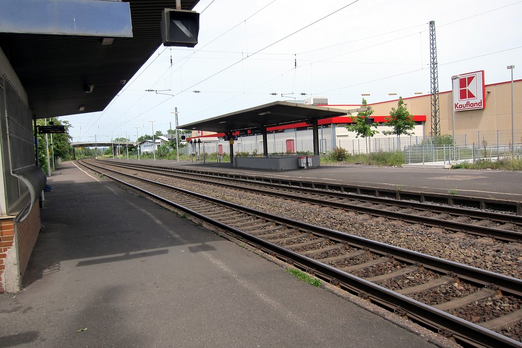 Bahnsteige des Bahnhofs Sinzig von Süden her gesehen (2014)