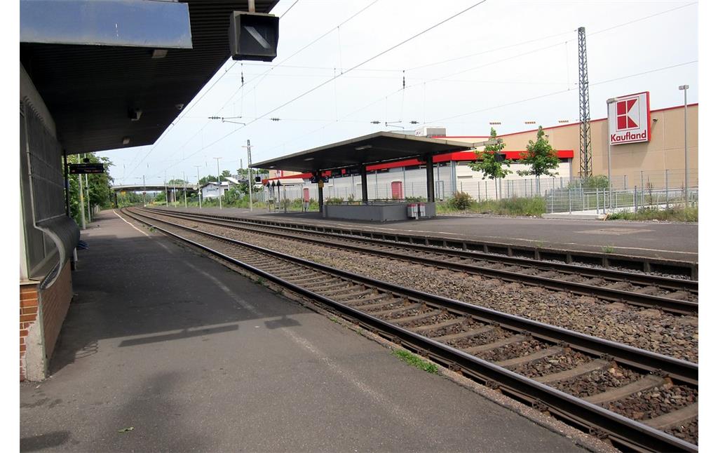 Bahnsteige des Bahnhofs Sinzig von Süden her gesehen (2014)