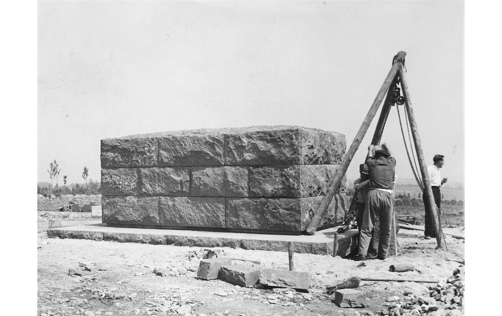 Bild 5: Aufbau des 'Sarkophags' auf der Kriegsgräberstätte Vossenack. Aufnahme vermutlich 1952.
