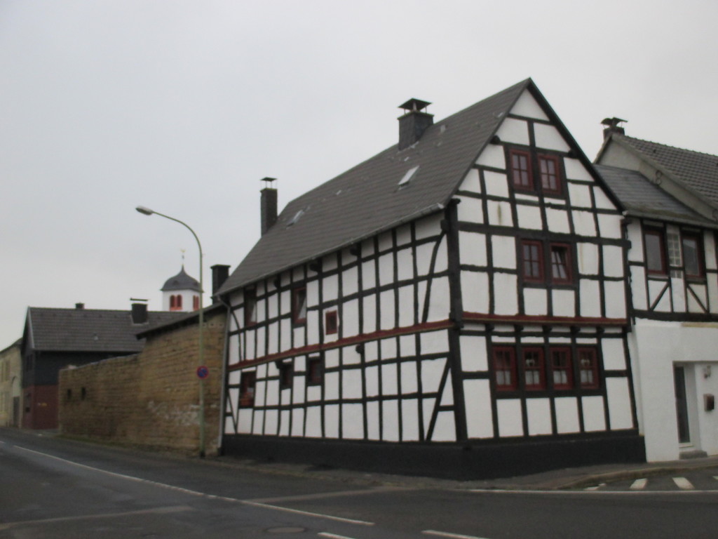Häuser in der Umgebung des Klosters Marienborn in Hoven (2014) Kloster Marienborn in Hoven (2014)