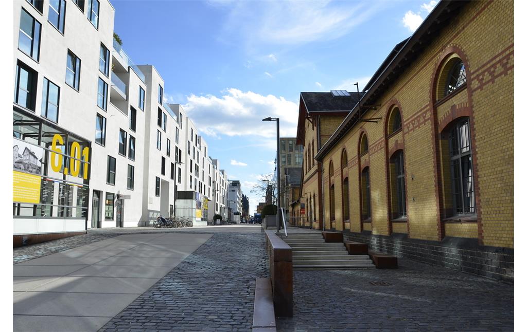 Blick vom Harry-Blum-Platz in den Anna-Schneider-Steig am Kölner Rheinauhafen (2014). Rechts sieht man das ehemalige Krafthaus und links moderne Wohnhäuser.
