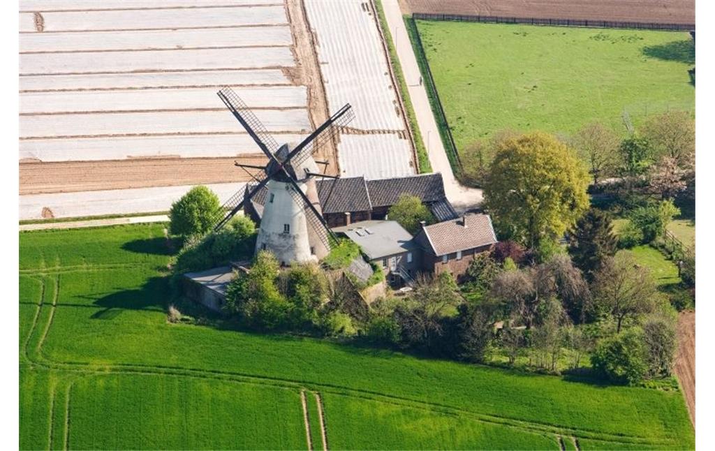Luftbild der Grottenhertener Windmühle (2011)