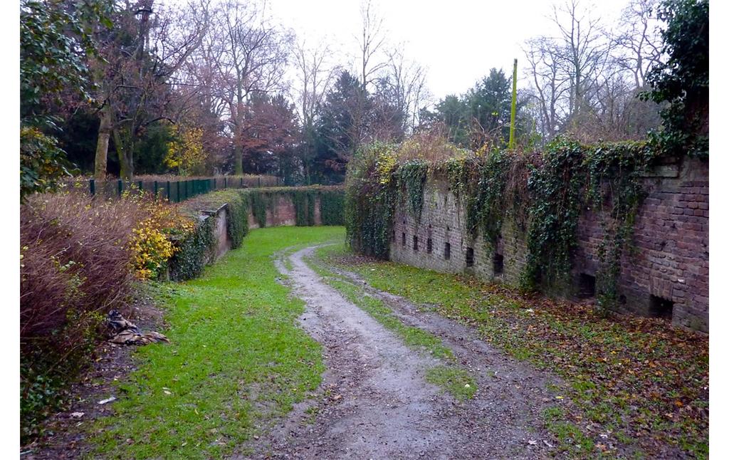 Ehemalige Grabenanlage von Fort IV im Inneren Grüngürtel "Erbherzog Paul von Mecklenburg" in Köln (2014)