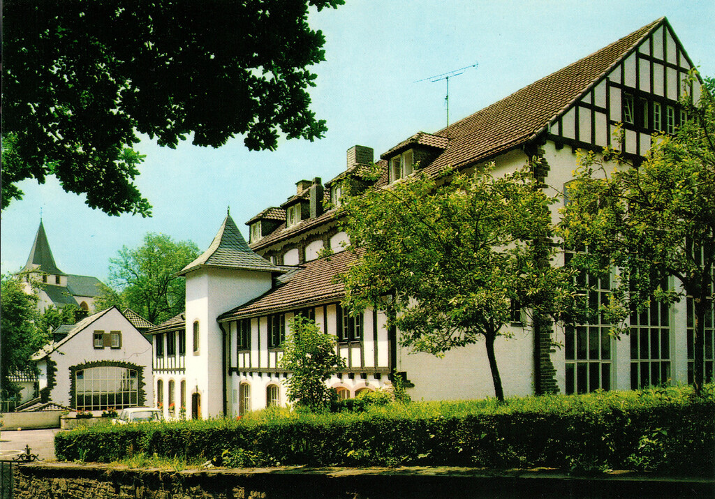 Bild 40: Ältere Postkarte von der ehemaligen "Hermann Göring Meisterschule" in Kronenburg, an der der Turm angebracht ist, auf dem sich die gusseiserne Faust einst befand (Aufnahmedatum unbekannt).