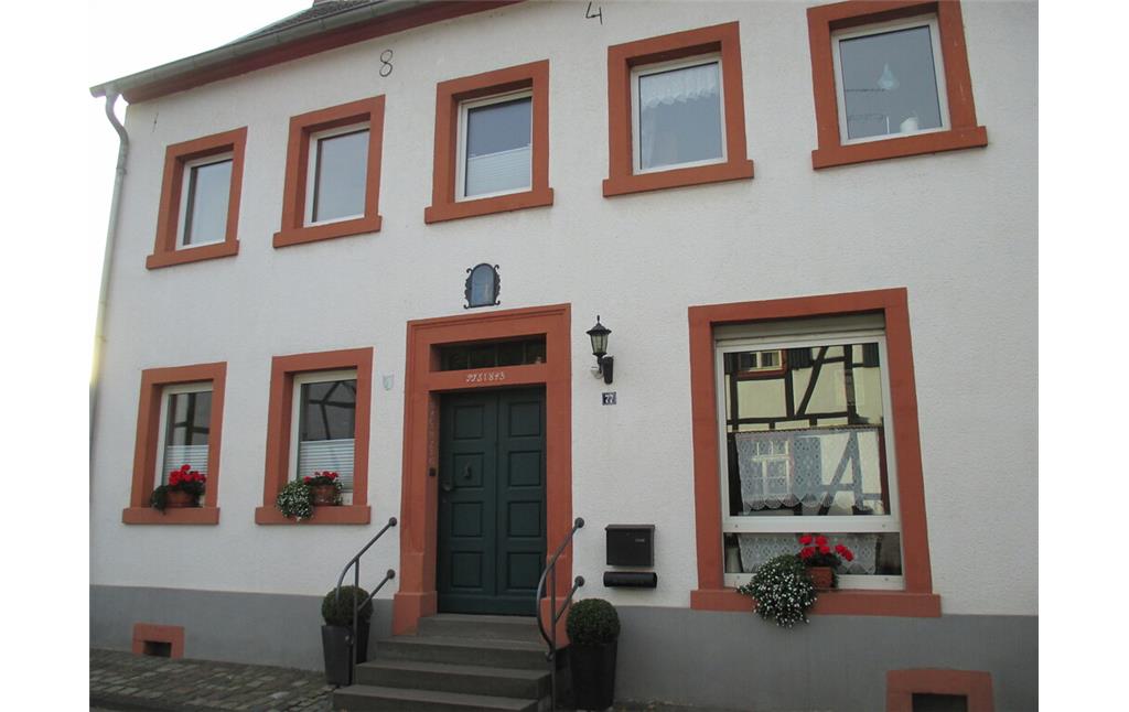 Haus mit Figurennische in Iversheim (2014)