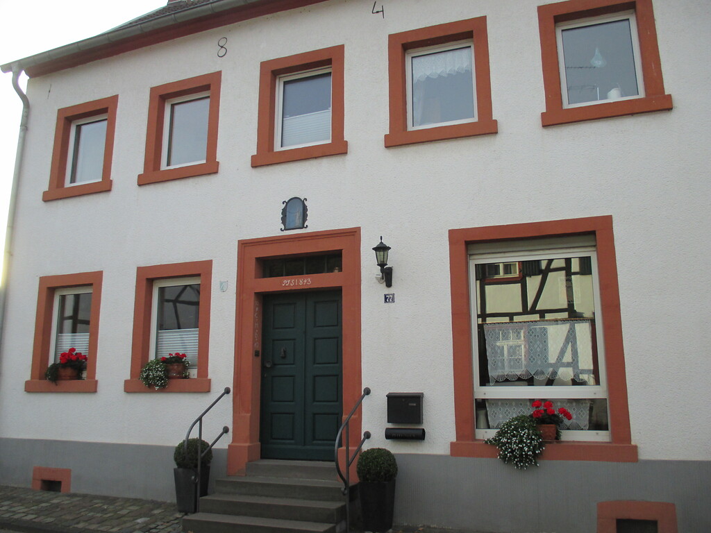 Haus mit Figurennische in Iversheim (2014)