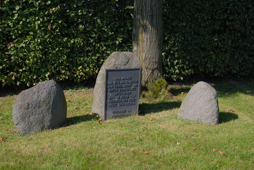 Gedenksteine mit Inschriftentafel vor der Femlinde von Remlingrade (2008)
