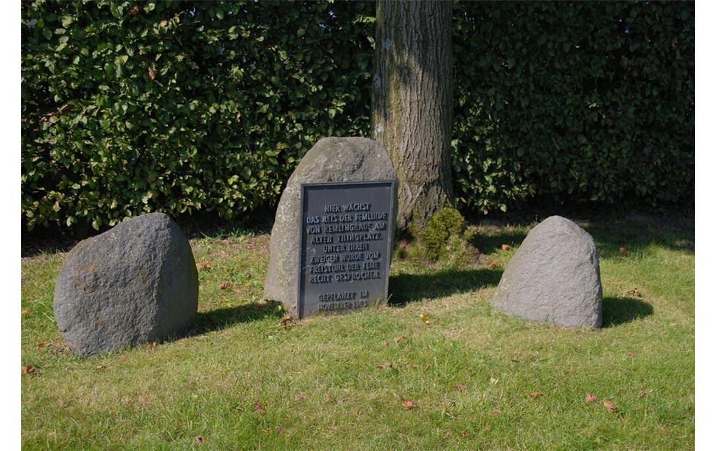 Gedenksteine mit Inschriftentafel vor der Femlinde von Remlingrade (2008)