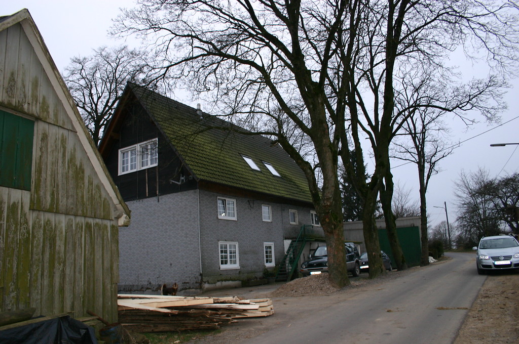Alte landwirtschaftliche Hofstelle in Altendorf mit Hausbäumen (2008)