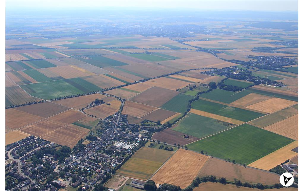 Luftbildaufnahme über die Rotbachaue mit Wichterich mit Nordpfeil (2013)