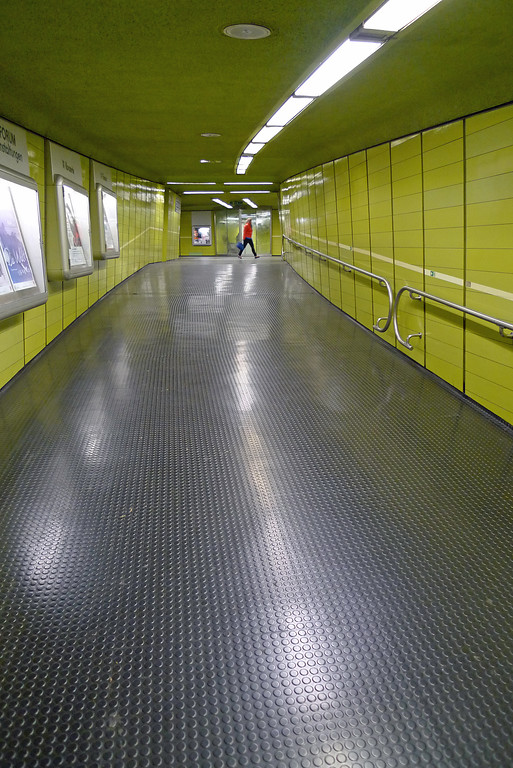 Fußgängertunnel der U-Bahn-Haltestelle Universität/Markt in Bonn (2016)