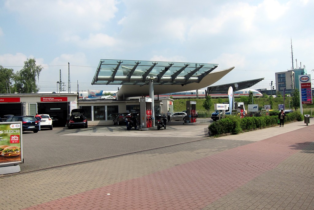 Arena-Tankstelle Köln-Deutz (ESSO Station an der Kölnarena / Lanxess Arena), Deutz-Kalker Straße 103 in Köln (2013)