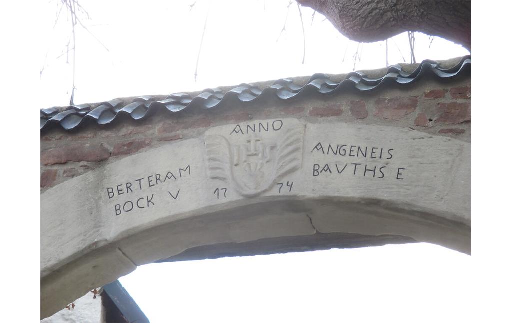 Die Inschrift im Rundbogen mit Wappen lautet:"ANNO 1774 - BERTRAM BOCK U - ANGENEIS BAUTHS E" (2015)