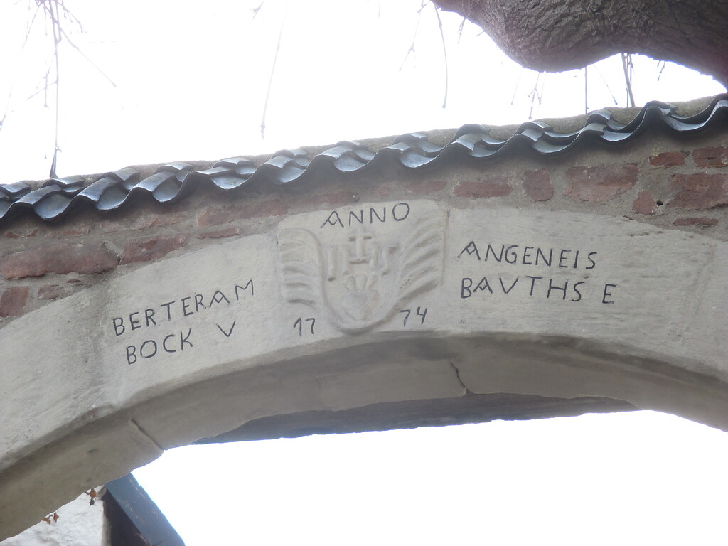 Die Inschrift im Rundbogen mit Wappen lautet:"ANNO 1774 - BERTRAM BOCK U - ANGENEIS BAUTHS E" (2015)