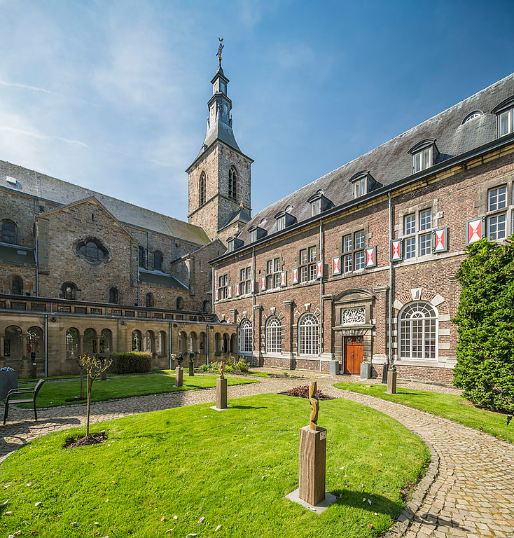 Abtei Rolduc, Abteikirche, Nordostansicht mit dem Kreuzgang links (2018)