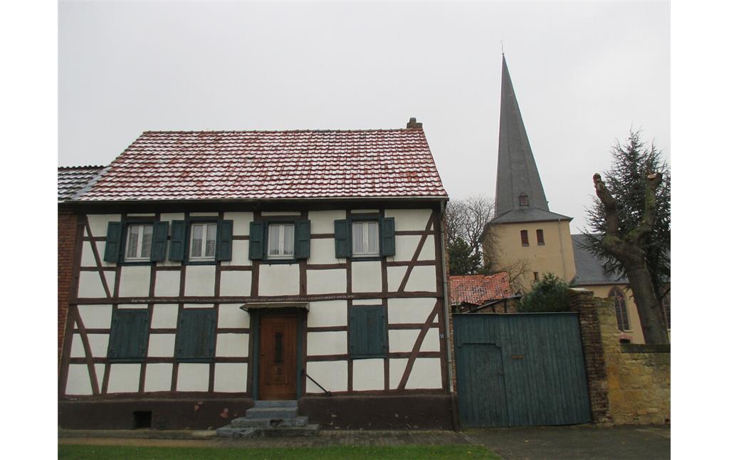 Fachwerkhaus und katholische Pfarrkirche St. Stephanus in Bürvenich (2014)