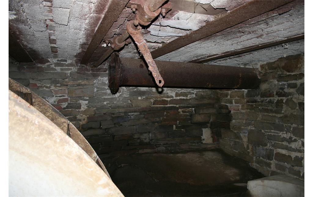 Radkammer: Das eiserne Zuleitungsrohr zu einem früheren oberschlächtigen Wasserrad