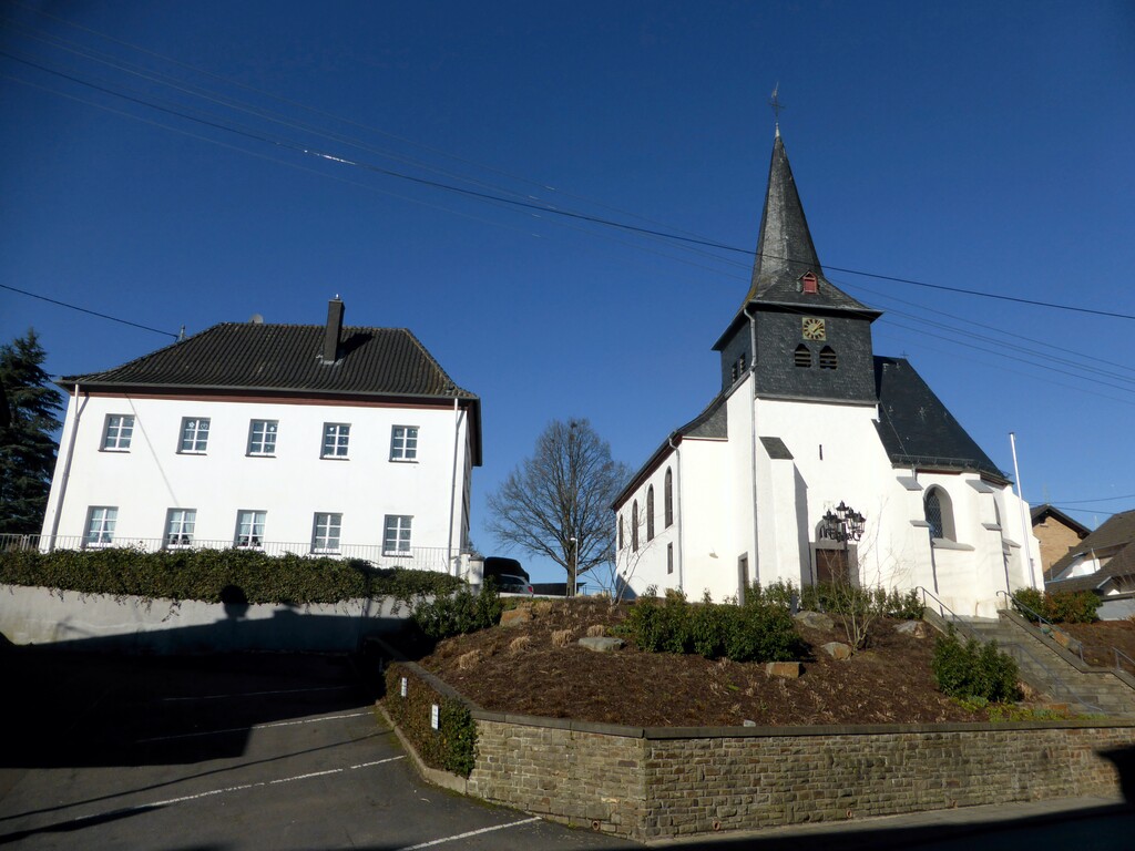 Pfarrhaus und Katholische Pfarrkirche Sankt Michael in Franken (2023)