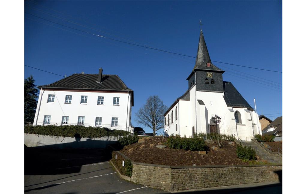 Pfarrhaus und Katholische Pfarrkirche Sankt Michael in Franken (2023)