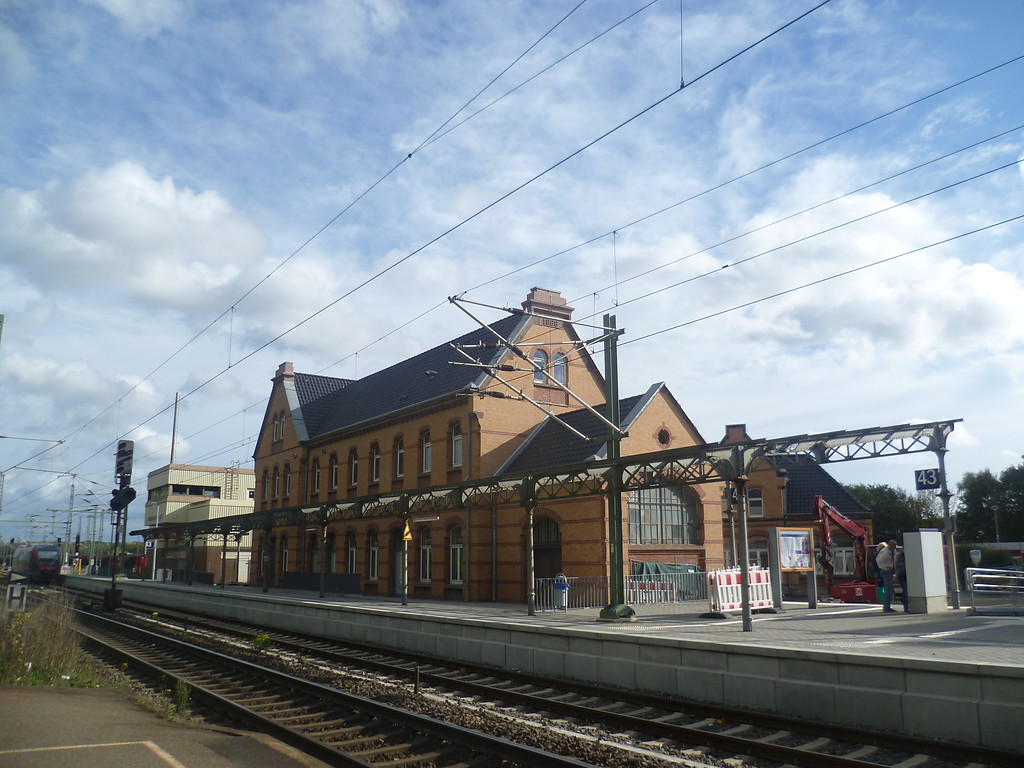 Bahnhof Stolberg mit Empfangsgebäude und Stellwerk Sf (2013)