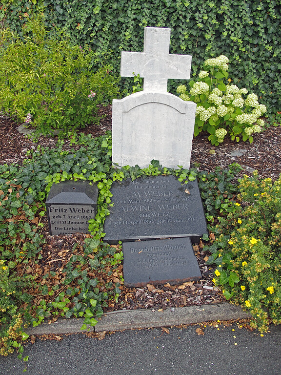 Grabmal aus Lahnmarmor auf dem Friedhof in St. Georgen (2020)